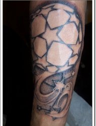 男生手臂上黑色素描点刺技巧足球元素纹身图片