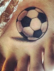 女生脚背上黑色线条素描点刺技巧创意足球纹身图片