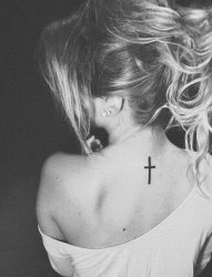 女生后背上黑色简约线条十字架纹身图片