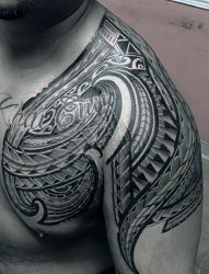 男生手臂上黑色线条几何元素创意花纹花臂纹身图案