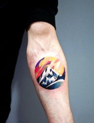 男生手臂上彩绘水彩创意个性雪山纹身图片