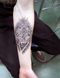 男生手臂上黑色素描几何元素狼头纹身图片