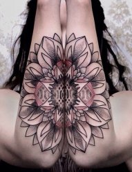 女生手臂上黑色素描点刺技巧创意梵花花纹对称纹身图片