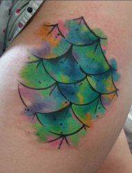 女生大腿上彩绘水彩创意唯美树叶纹身图片