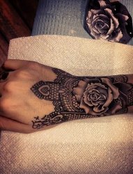 女生手臂上黑色线条素描创意玫瑰手链纹身图片