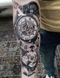 男生手臂上黑色素描点刺技巧创意齿轮钟表纹身图片