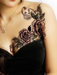 女生锁骨下黑色素描点刺技巧创意唯美花朵纹身图片