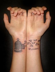 女生手腕上黑色线条素描创意笼子和小鸟纹身图片