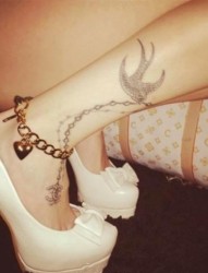 女性脚部燕子项链漂亮刺青