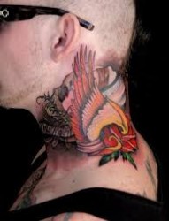 男士颈部一款个性的纹身