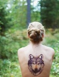 个性女孩后背狼头纹身图
