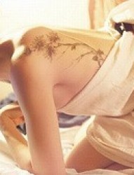 性感美女背部迷人花藤纹身图