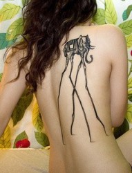 性感美女背部超好看小象刺青