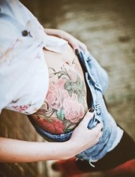 性感气质美女腰部牡丹纹身图片