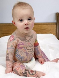 超萌婴儿身上欧美风格图腾纹身图片