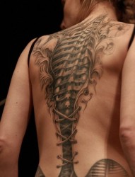 性感美女背部个性骨骼纹身图片
