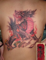 男人背部威风火麒麟纹身图片