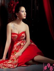 红裙气质美女秀肩部纹身