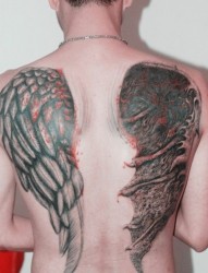 霸气男人背部天使与恶魔翅膀纹身