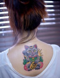 背部可爱招财猫刺青图案