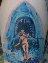 鲨鱼蓝色口中的性感美女纹身
