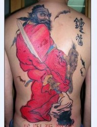 红色钟馗背部刺青图案
