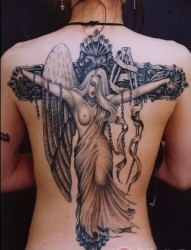 被束缚在十字架上的天使后背纹身图案