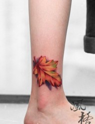 小腿上的红色枫叶