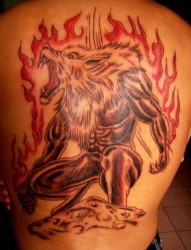 满背火焰狼人纹身作品