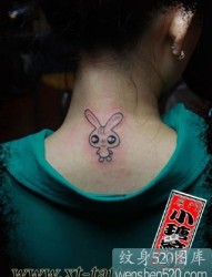 女子后颈部的小兔子刺青图案