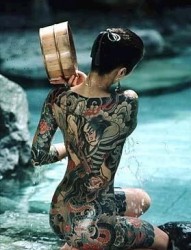 正在沐浴的日本全胛纹身