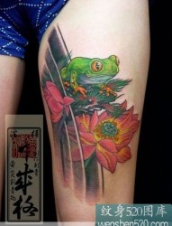 大腿上的青蛙和荷花纹身图片