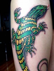 男士手臂个性绿色蜥蜴刺青图案