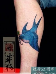 腿部上面的漂亮燕子纹身