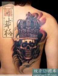 后背戴皇冠的霸气骷髅纹身作品