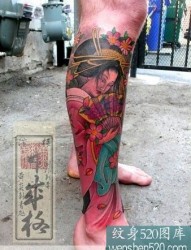 腿上彩色的日本艺妓纹身