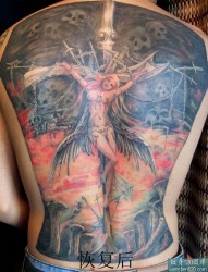 满背绑在十字架上的天使纹身