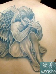 背部带翅膀的男子天使纹身