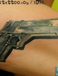 手臂上的3d手枪纹身图案
