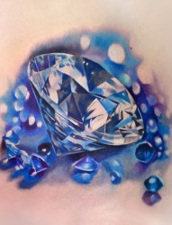 漂亮闪耀的蓝色钻石纹身