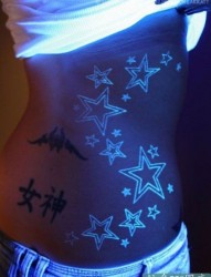 女性腰部的荧光星星图案