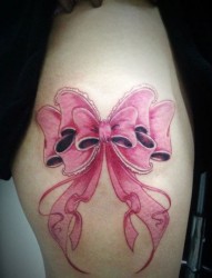 大腿上漂亮的蝴蝶结纹身