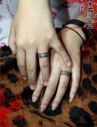 情侣无名手指上的象征爱情戒指纹身