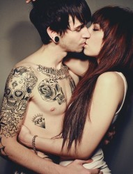 热吻的纹身男子与女友