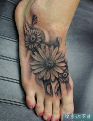 脚背上漂亮的唯美菊花纹身欣赏