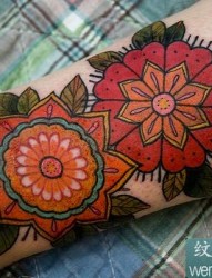 两朵红色手臂上的花朵纹