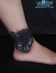 脚上踝骨处的黑色猫头纹身图片
