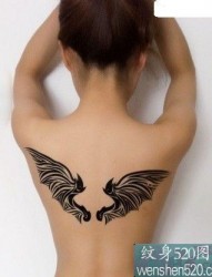 美女后背的漂亮黑色小清新翅膀纹身展示