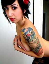 半裸美女手臂上纹身很好看啊