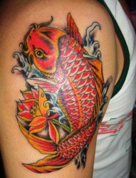 男士上臂红色大鲤鱼纹身